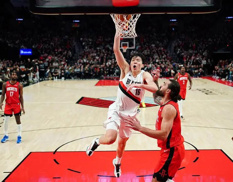 乐鱼体育-赛季最低！开拓者43-50猛龙，杨瀚森6分钟3篮板！