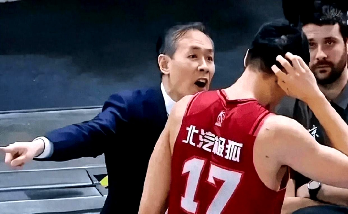 乐鱼体育下载-拿600万,打鱼腩正负值0+被杨文学单吃2次,球迷:原地退役吧